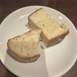 トラットリア ヴィヴァーチェ - フォカッチャ＆全粒粉のパン(おかわり無料)