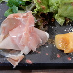 La Rondine - 前菜（生ハム・青柿のピクルス）