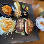 酒留 - つくねバーグ定食¥1300 ⚫︎卵白メレンゲつけだれがオリジナリティ感じます。