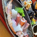 酒留 - 一番右の赤いのは鯨の刺身　生鯨は好き嫌い分かれる味でした。