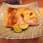 余志屋 - ぐじの塩焼き　鱗が剥がせるようになっていて、剥がした鱗を渡すと揚げてくれる