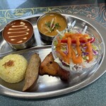 Salaam Curry - サラームセット。左:バターチキン　右:ダールカルタ