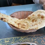 Salaam Curry - ナン〈大っきいです。〉