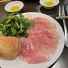 ミオバール - 料理写真:セットのプロシュットスライス、オーガニックサラダ、自家製パン（オリーブオイル付）