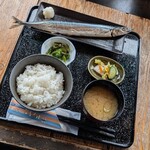 光る海 - 焼きサンマ定食