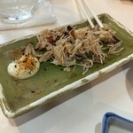 鳥椿 - 干した鳥を割いでます。これは美味しかった！