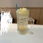 鳥椿 - ちょっと大きく見えるようですが、倍盛りのレモンサワー！！チンチロやって当たってしまいました