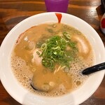 CRAZY  MALT - とんこつしょう油ラーメン880円。かなり本格派豚骨スープにチャーシュー仕込みの醤油タレをプラス