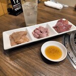 焼肉 北砂トラジ - 左から、みの、コブクロ、ハツ