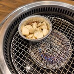 焼肉 北砂トラジ - にんにく焼き