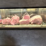 焼肉 北砂トラジ - 入口のお肉の塊のショーケース