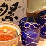 梅田 すし継 - 三色丼は、バフンウニ、イクラ、炙られた大トロがのった贅沢な小丼