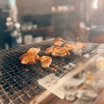 地どりと旬彩 きらく 季樂 - 鳥を焼いてる風景