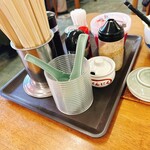 長浜ラーメン 喜樂屋 - 卓上にはこれでもか！と言わんばかりのアイテムたち
