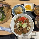 とり伊 - 刺身定食　どて丼に変更