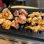 うぐいす - 左から牛ホルモン、豚のハラミ（ボッツ）、豚ホルモン！ハツは生でも食べれるので時間差で後乗せね！