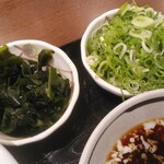 丸亀製麺 - 無料トッピングの青ネギ＆ワカメ