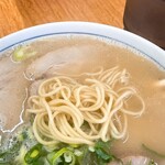 安全ラーメン - 麺は長浜系ではなく博多系かなあ。博多ラーメンを語れるほど食してはおらず