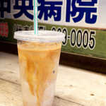 コーヒー ポトホト - アイスカフェオレ。店先のベンチに座って…