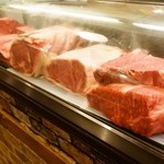 今久 - 2014.11 ショーケースの中のお肉たち