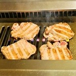 今久 - 2014.11 ガスロースターで焼きます（焼いているのは牛タン）