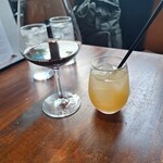 薪と炭焼き いと半 - テヌータ•イビディニ•ネーロ•ダーヴォラ2016グラス、山形県産りんご100%ジュース