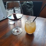 薪と炭焼き いと半 - テヌータ•イビディニ•ネーロ•ダーヴォラ2016グラス、山形県産りんご100%ジュース