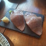 薪と炭焼き いと半 - 北総花牛の炙り寿司二貫