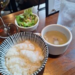 薪と炭焼き いと半 - ミニサラダ、ライス、スープ