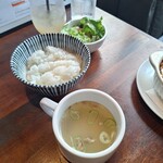 薪と炭焼き いと半 - ミニサラダ、ライス、スープ