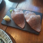 薪と炭焼き いと半 - 北総花牛の炙り寿司二貫