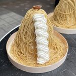 和栗モンブラン専門店 栗りん - モンブランソフト 黄金 800円