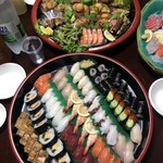 銀寿し 田川店 - オードブルとお寿司です。一人当たりの予算を伝えて人数分お願いしました。一見普通に見えますが、微妙に大きいので、回転寿司のつまりでいたらお腹いっぱいになります。