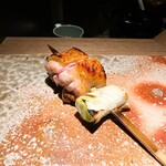 炭割烹 新谷 - 熊野地鶏ねぎ身 ◎ポーションの大きくなった？