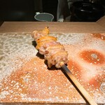 炭割烹 新谷 - 熊野地鶏(オス)皮付きせせり ◎部位によってはオスも美味いかも