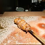 炭割烹 新谷 - 熊野地鶏皮付きせせり ◎