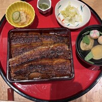 鰻う おか冨士 - お吸い物、漬物、うなぎの酢の物が付いてます。
