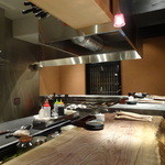 臥薪 - 奥が喫煙席。強力な換気ダクトで煙は来ません