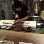 臥薪 - 大将刺身を捌くの図