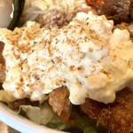 五味五香 - 唐揚げにはたっぷりのタルタルソースが掛かってます