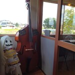 豆挽きのゴーシュ - 2階 展示 コントラバス・CAFE 入口