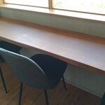 豆挽きのゴーシュ - こちらの窓際のカウンター席に座りました(^^)v