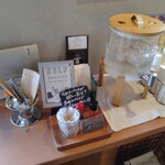 豆挽きのゴーシュ - セルフサービスコーナー お冷・辛味スパイス・砂糖・シロップ・マドラー・お手拭き