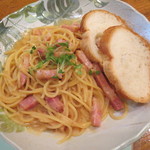 味処 大丸 - (解禁時期のワインと限定メニューから) ベーコンとごまだれとトマトのパスタ 630円