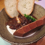 味処 大丸 - (解禁時期のワインと限定メニューから) 牛スネ肉の赤ワイン煮込み 880円