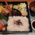 味処 大丸 - おまかせ弁当 1050円、蓋とってます。ご飯が温かく、全部手作り作りたて。夜でもいただけるメニューです