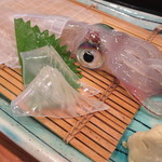 味処 大丸 - シンブルで一番美味しい大丸の活き烏賊、この日のサイズは2100円～