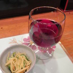 味処 大丸 - ボジョレー・グラスワイン 650円、お通し。2013解禁から1週間の限定でした