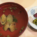 味処 大丸 - 月見丼の吸い物と漬物