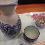 味処 大丸 - 酒(熱燗) 420円と、お通し